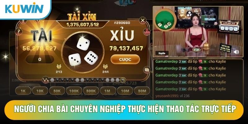 Người chia bài chuyên nghiệp thực hiện thao tác trực tiếp Người chia bài chuyên nghiệp thực hiện thao tác trực tiếp